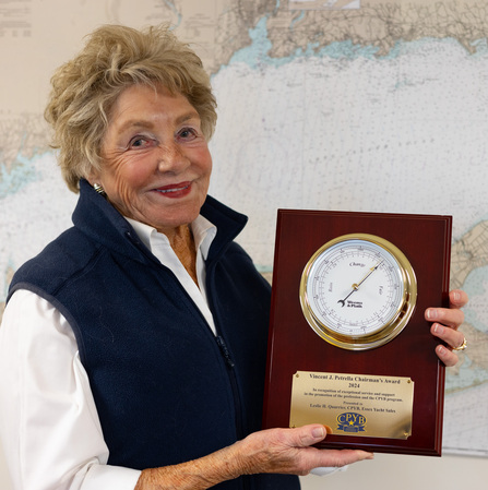 Photo Leslie H. Q With Award